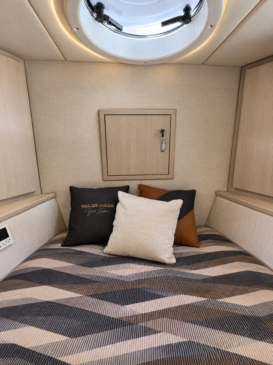 VIP cabin ceiling and hatch