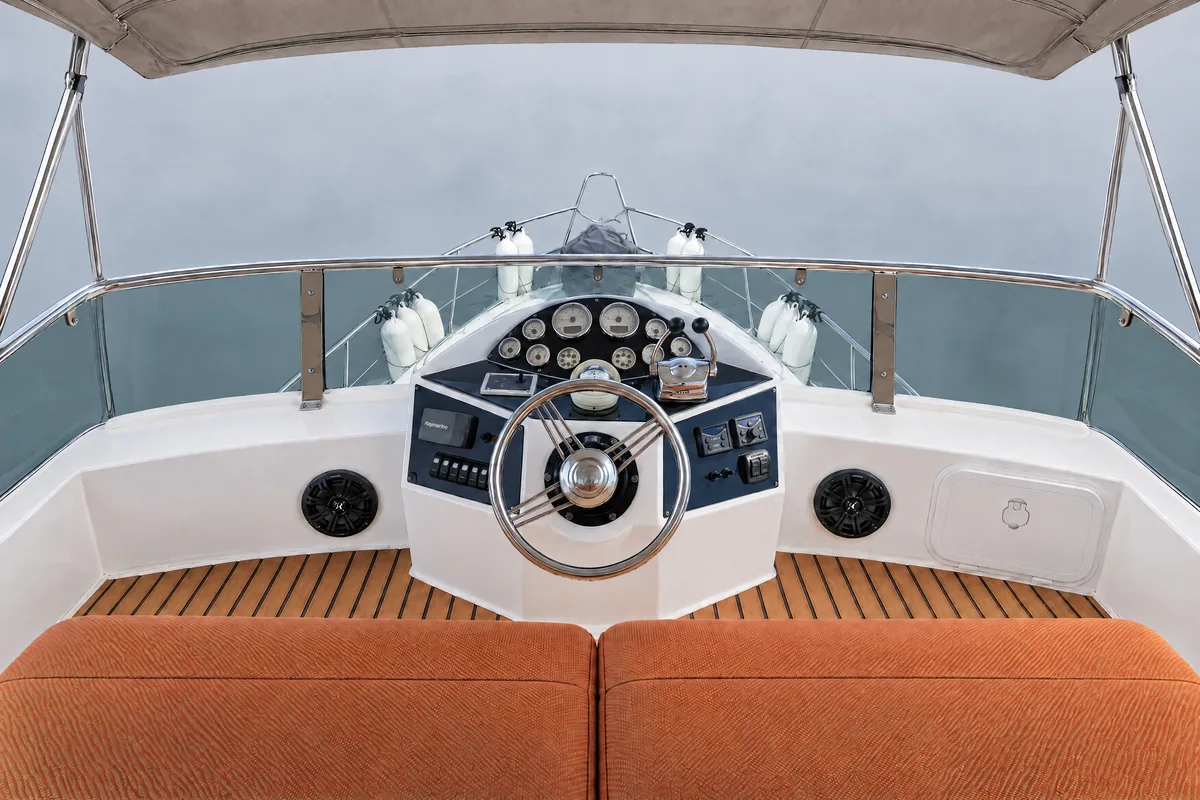Flybridge helm, ultra-wide