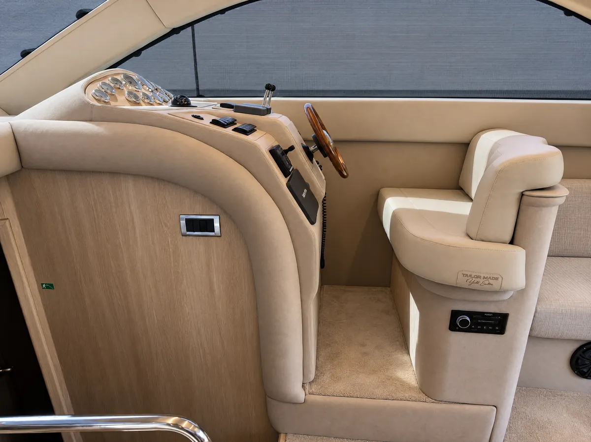 Helm seat in profile